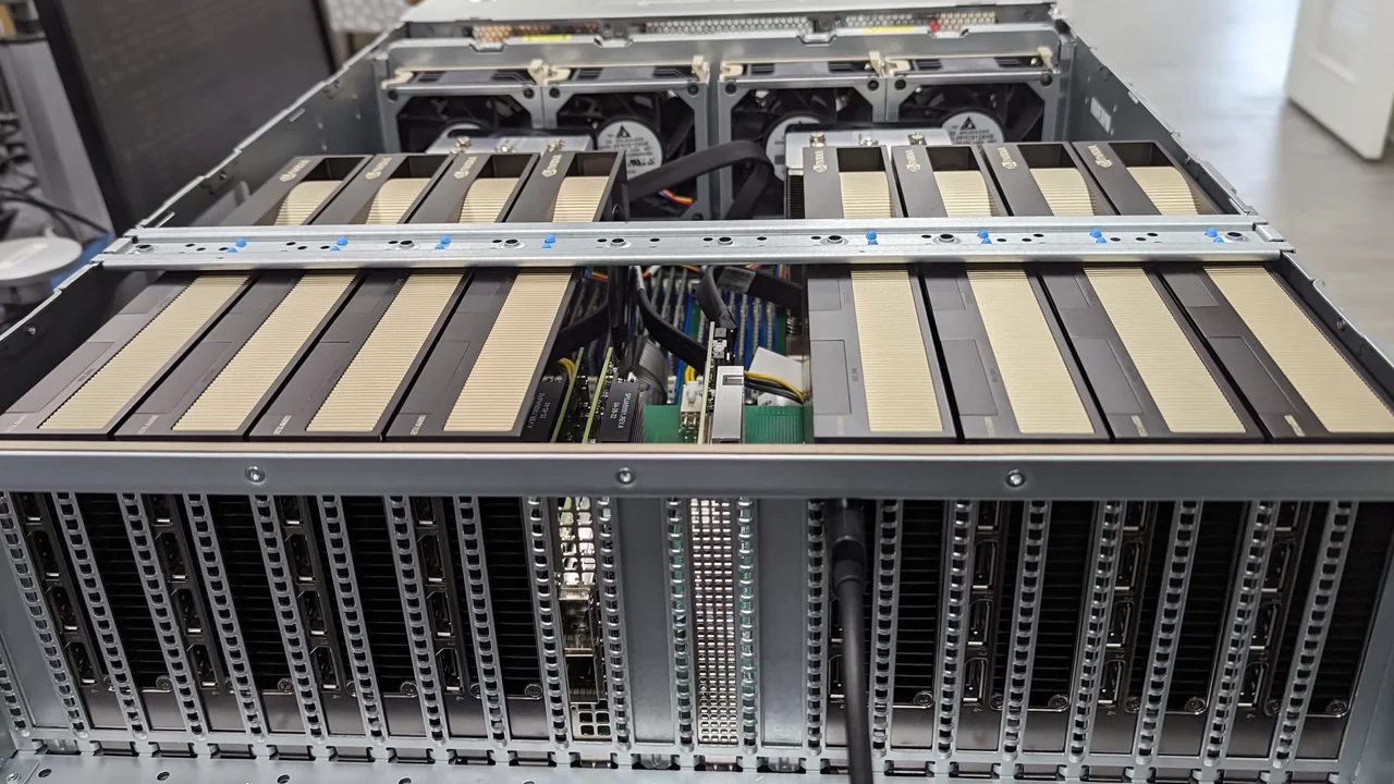 Felnyitott 4U-s GPU-szerver felülről: tíz grafikus gyorsítókártya két sorban, mögöttük a hűtőventilátorok.