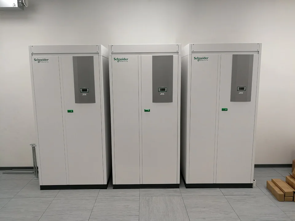 Három Schneider Electric precíziós klíma egymás mellett egy szerverteremben